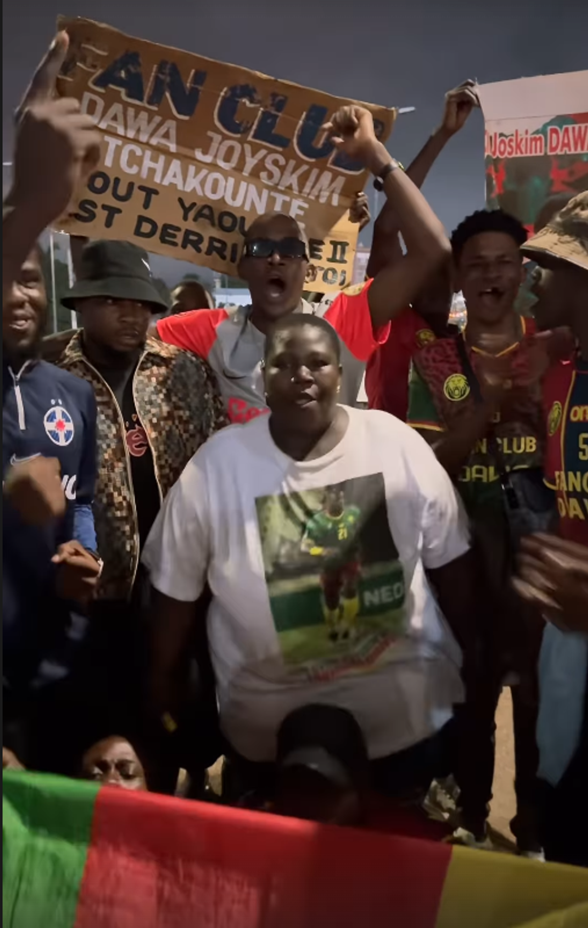 Susținătorii lui Joyskim Dawa au făcut spectacol în Camerun