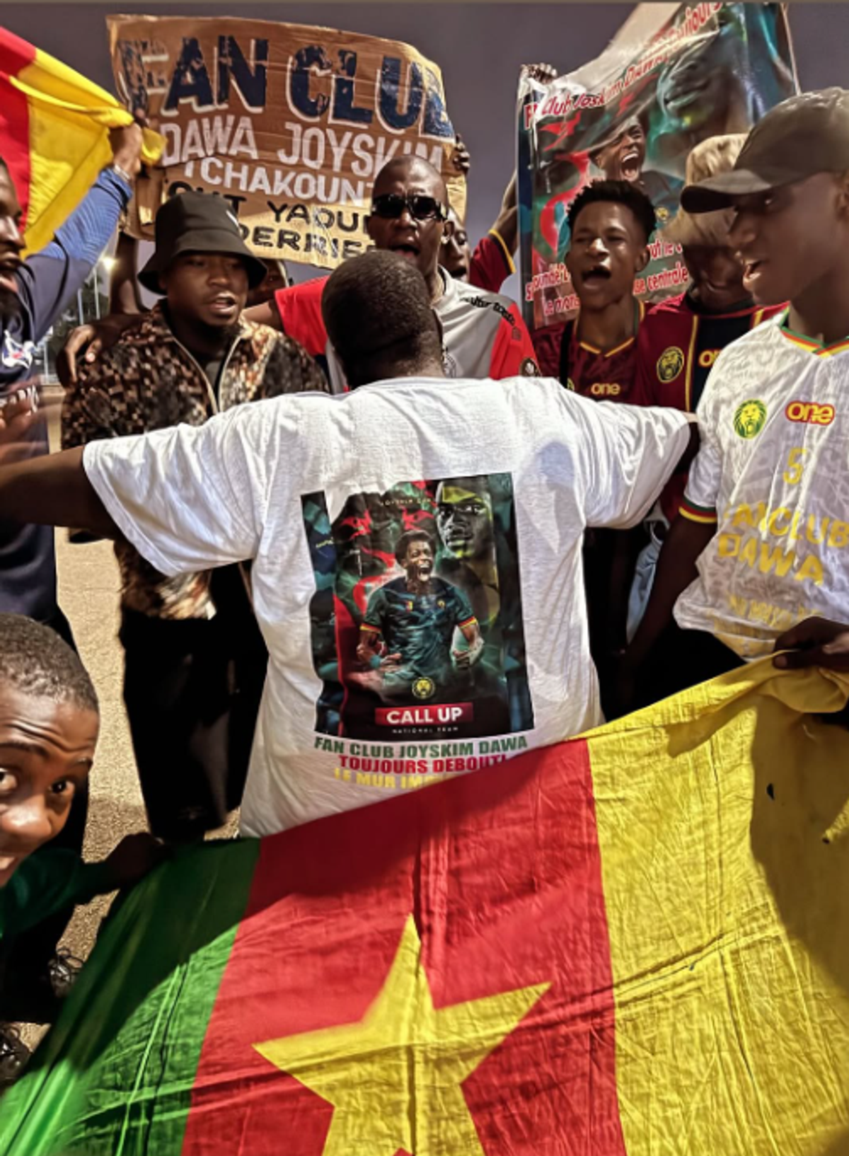Susținătorii lui Joyskim Dawa au făcut spectacol în Camerun