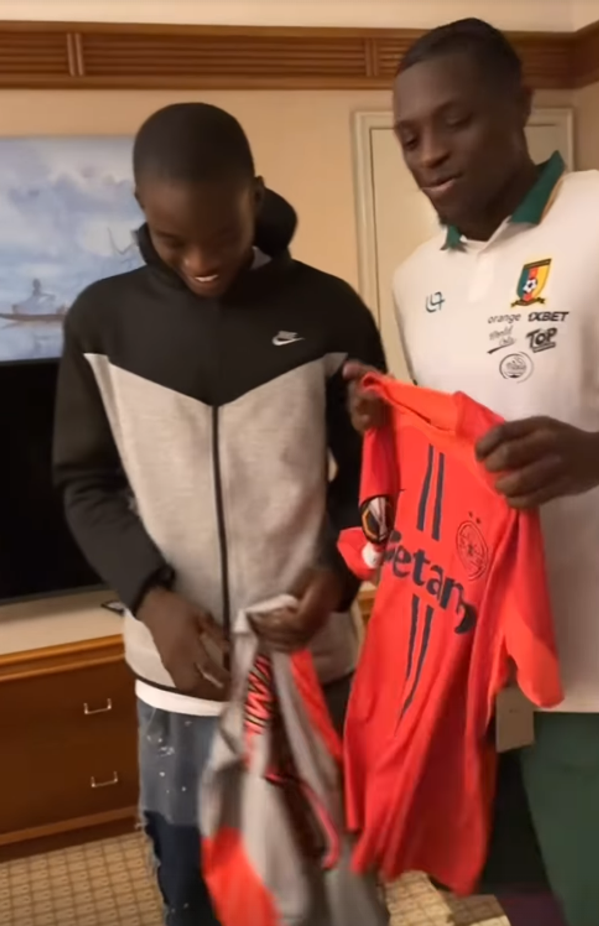 „Dawa eee” » Imagini colosale cu fundașul de la FCSB printre fanii din Africa
