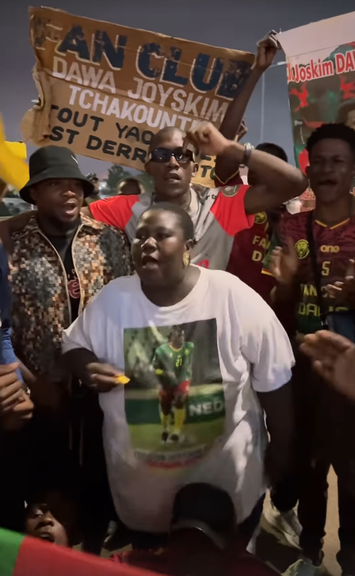 Susținătorii lui Joyskim Dawa au făcut spectacol în Camerun