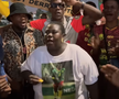 Susținătorii lui Joyskim Dawa au făcut spectacol în Camerun