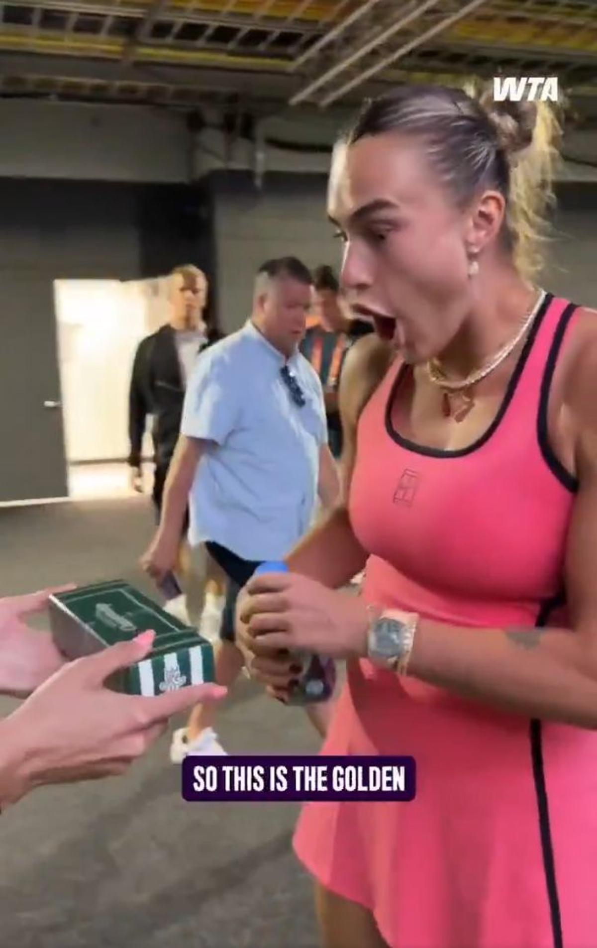 Aryna Sabalenka a gustat cel mai scump hot-dog din lume. Foto: X.com