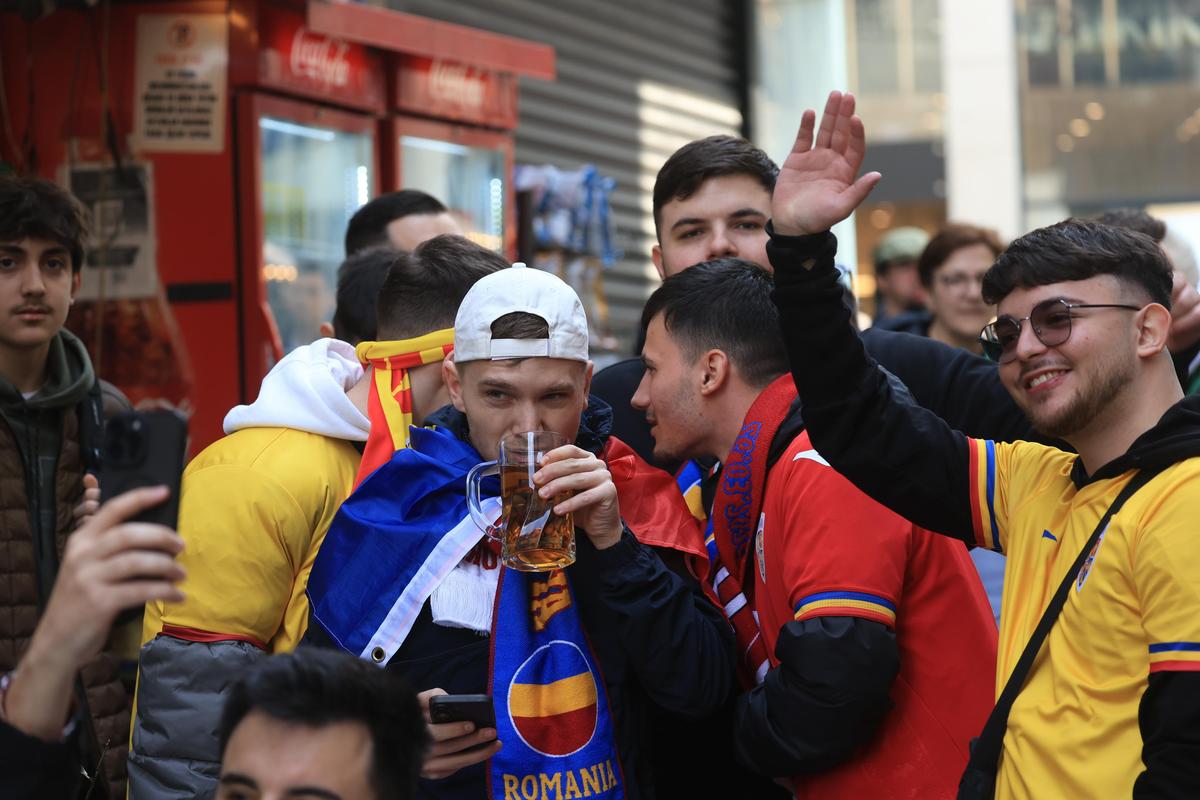 Deputatul român era la „șpriț" » Reperat printre suporterii români, pe terasele din Istanbul