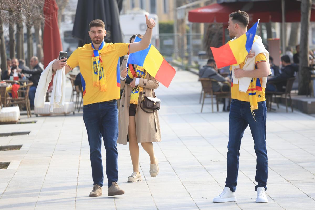 Deputatul român era la „șpriț" » Reperat printre suporterii români, pe terasele din Istanbul