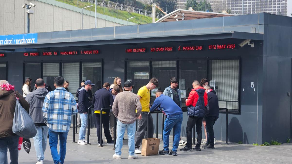 Deputatul român era la „șpriț" » Reperat printre suporterii români, pe terasele din Istanbul