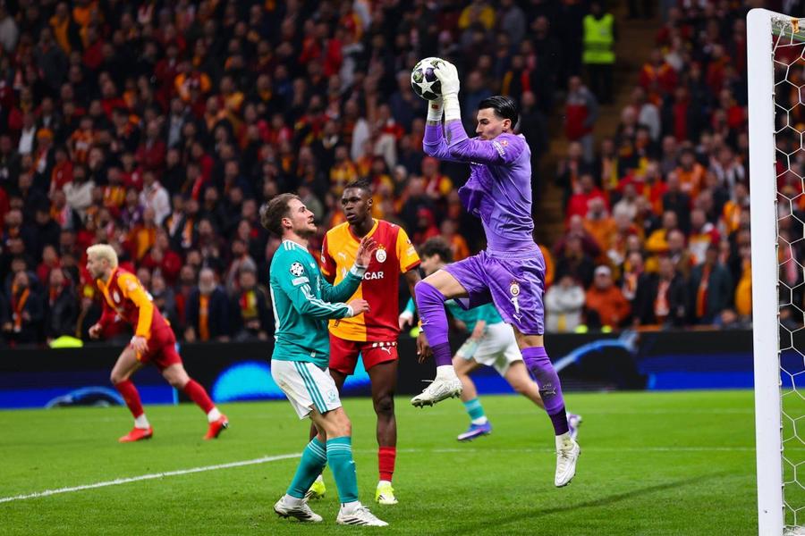 Portarul Ugurcan Cakir, intervenind la o minge aeriană, în partida Galatasaray - Liverpool 1-0 din Champions League / Foto: Imago Turcii cred că ne-au citit și își dau avertismente: „Ne vor lăsa mingea și vor aștepta să greșim în propria jumătate de teren”