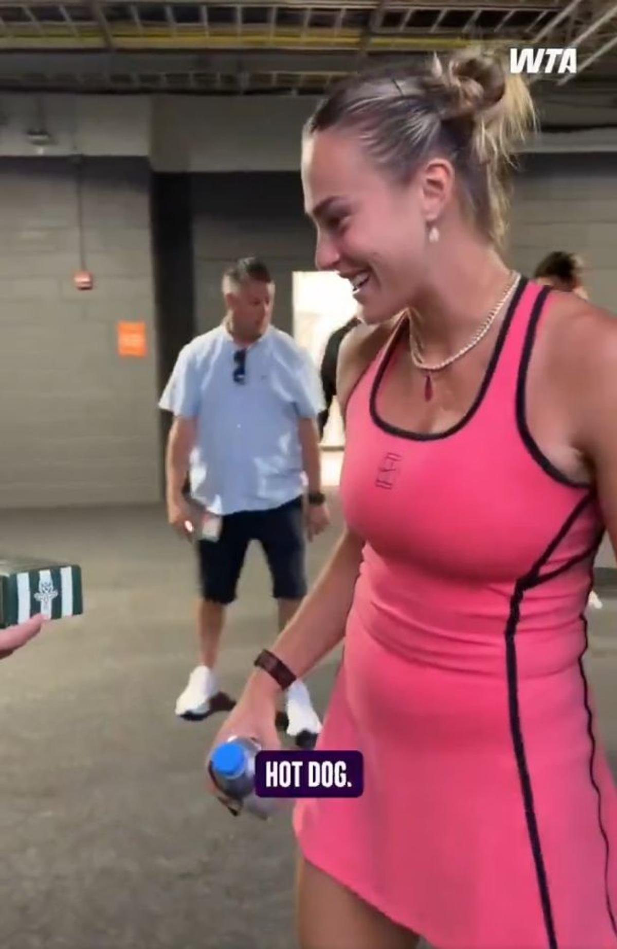 Aryna Sabalenka a gustat cel mai scump hot-dog din lume. Foto: X.com
