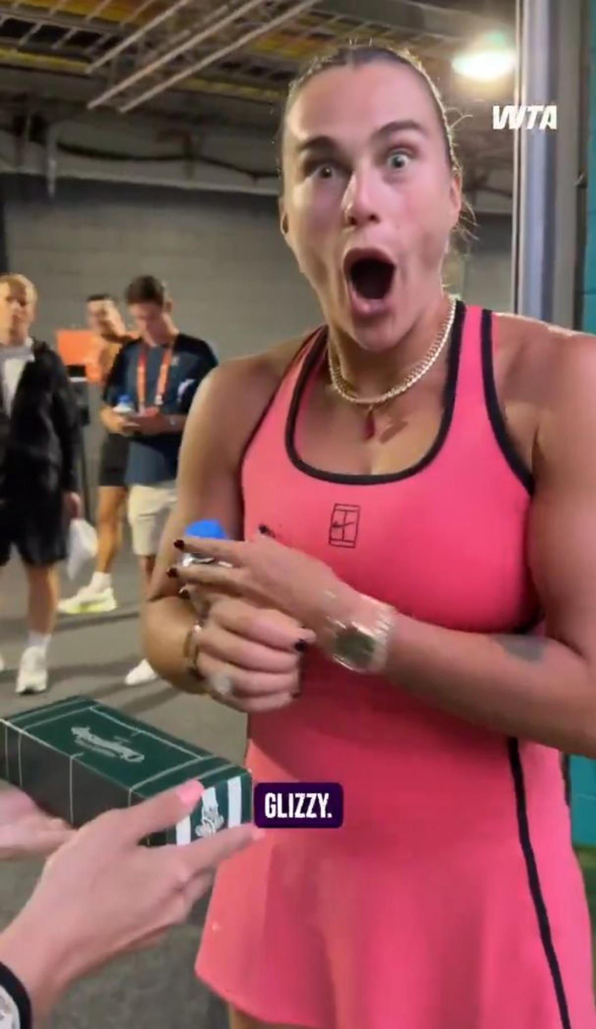 Aryna Sabalenka a gustat cel mai scump hot-dog din lume. Foto: X.com