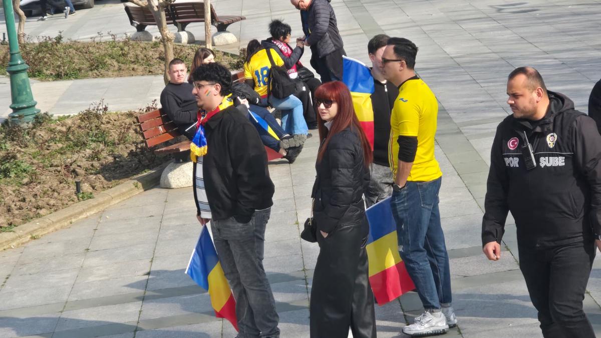 Deputatul român era la „șpriț" » Reperat printre suporterii români, pe terasele din Istanbul