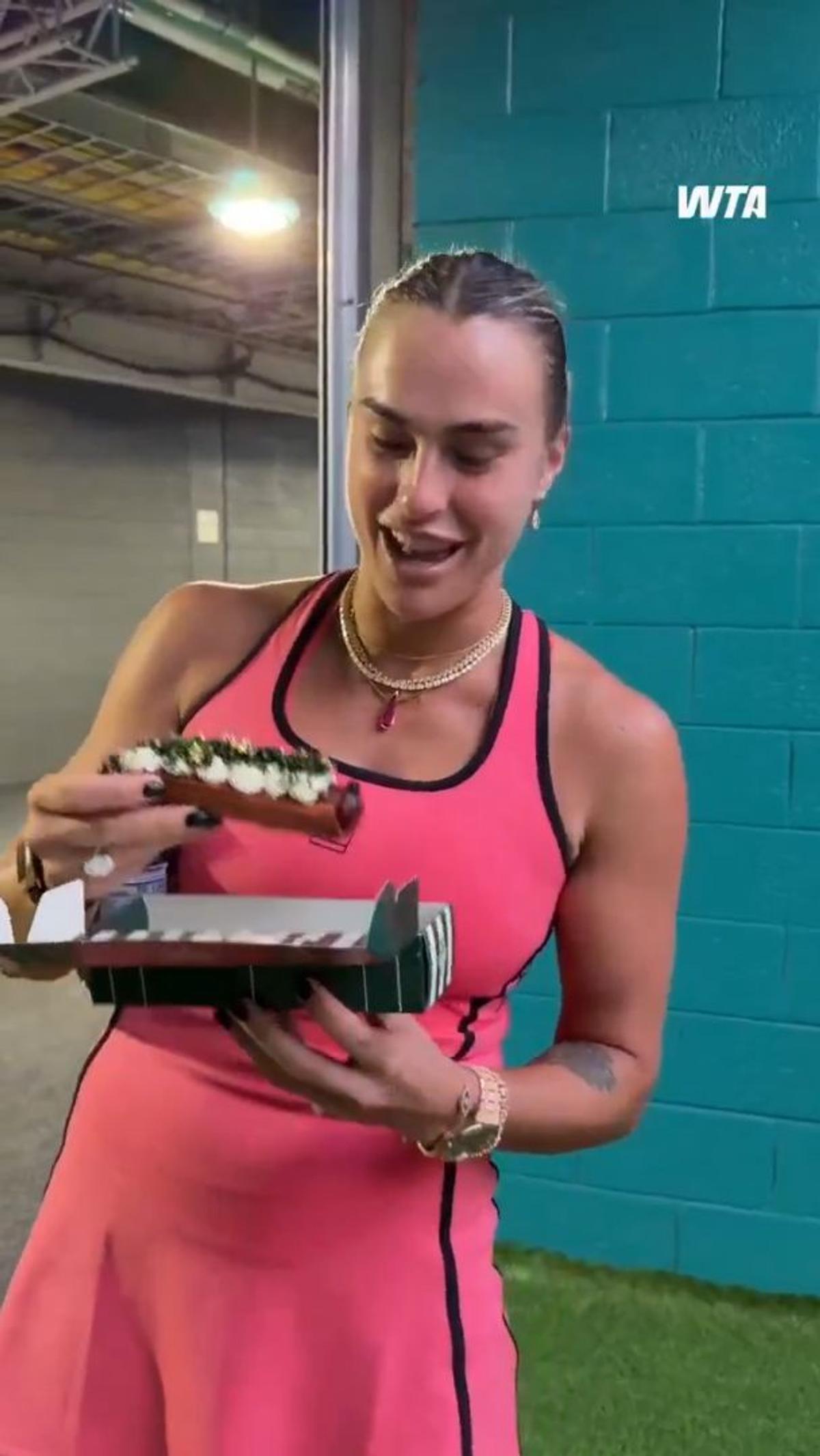 Aryna Sabalenka a gustat cel mai scump hot-dog din lume. Foto: X.com