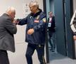 Un jurnalist de la Hurriyet i-a pupat mâna lui Mircea Lucescu