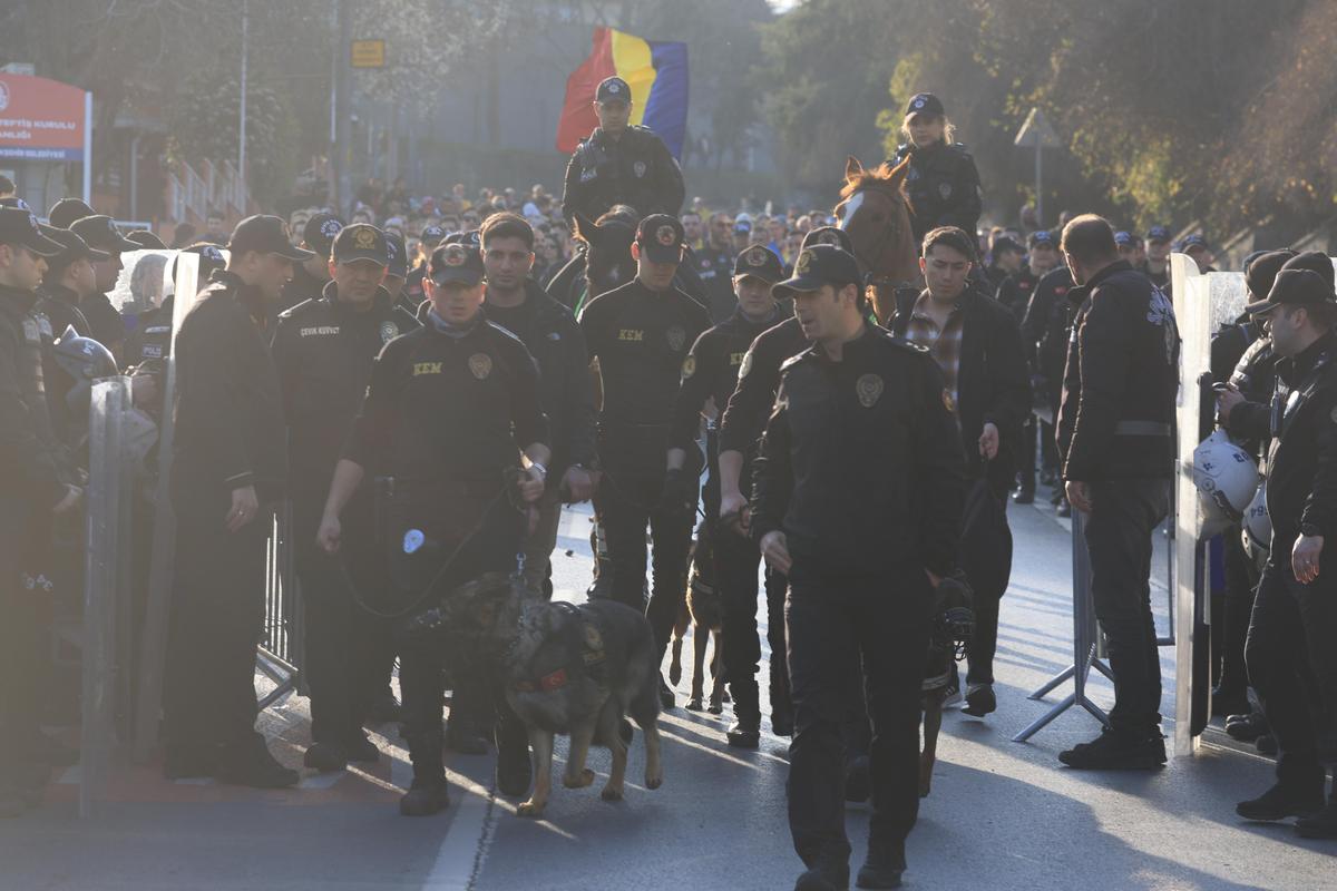 Deputatul român era la „șpriț" » Reperat printre suporterii români, pe terasele din Istanbul