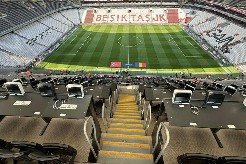 Stadionul lui Besiktas înainte de Turcia - România / foto: GSP.ro