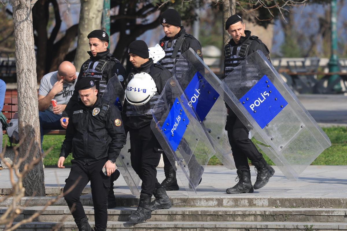 Deputatul român era la „șpriț" » Reperat printre suporterii români, pe terasele din Istanbul