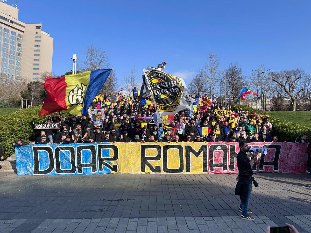 „Zidul galben” a ocupat Piața Taksim din Istanbul, cu Budescu „șef de galerie”: „Ce echipă avem, ne face să bem!”