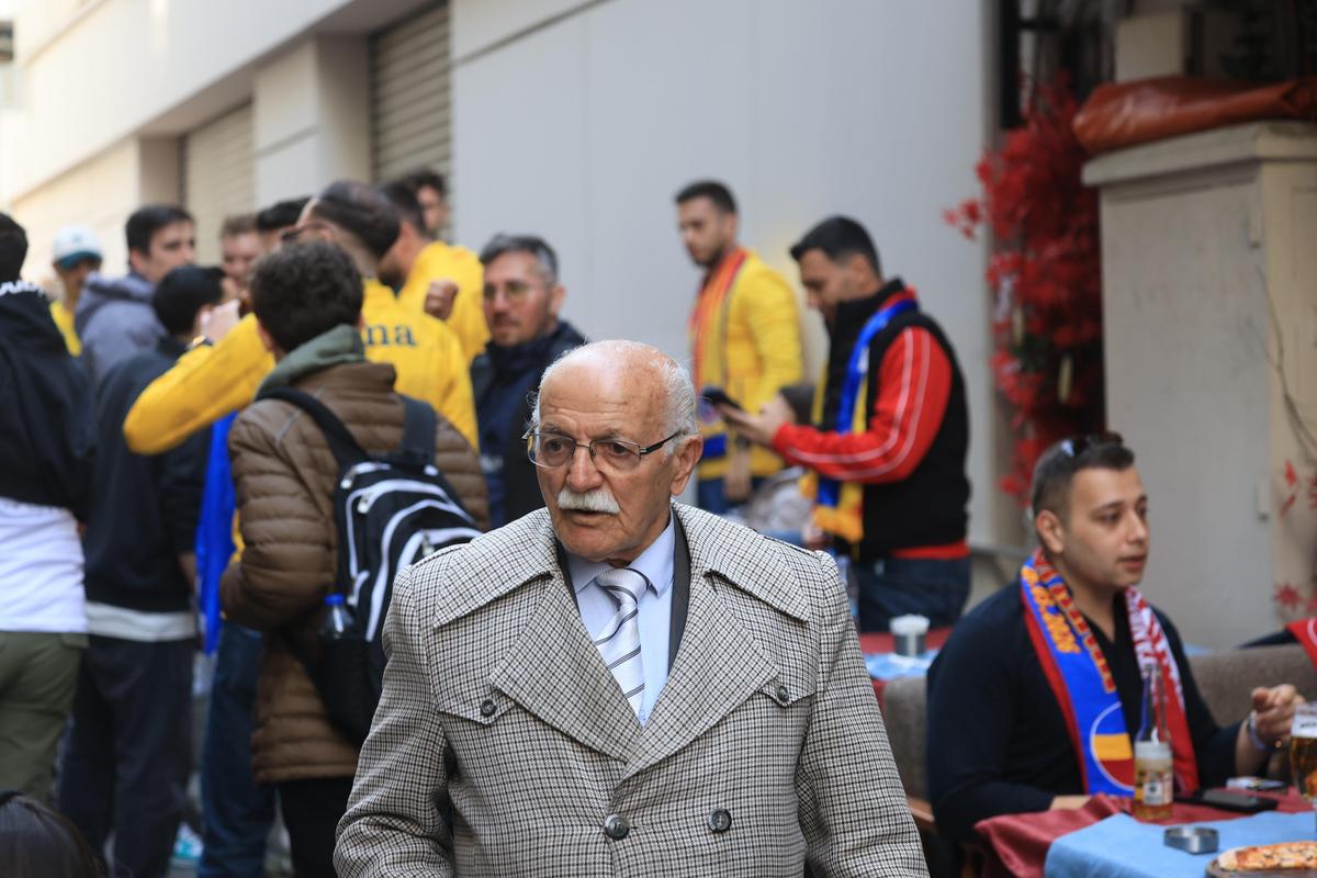 Deputatul român era la „șpriț" » Reperat printre suporterii români, pe terasele din Istanbul