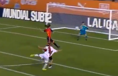 Fiul lui Iker Casillas îi calcă pe urme tatălui și deja strălucește în poartă