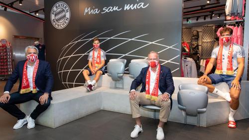 Bayern Munchen vinde măști! Banii obținuți de munchenezi din comercializarea măștilor cu sigla și în culorile clubului vor fi donați în lupta pentru combaterea coronavirusului.