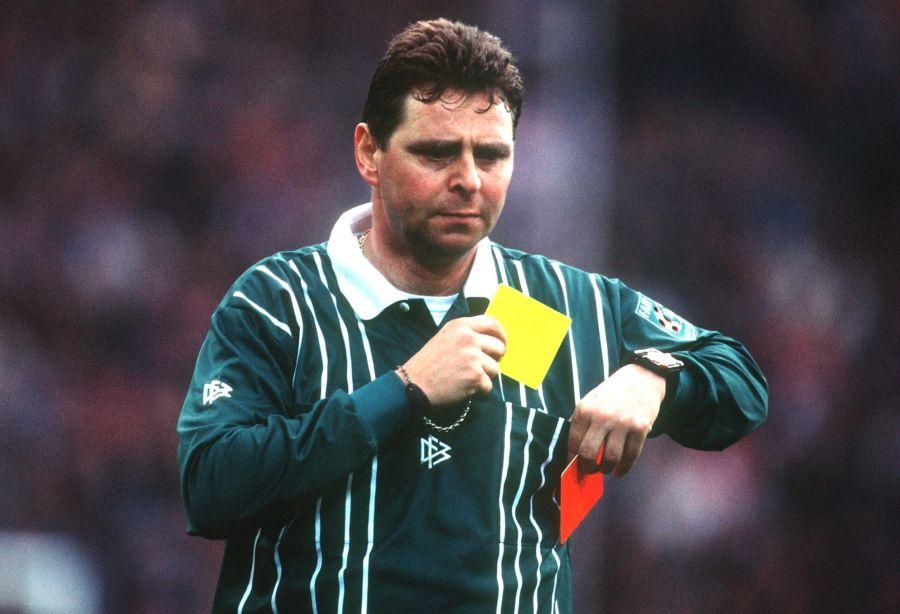 Bernd Heynemann arbitrând un meci de Bundesliga din sezonul 2000/2001 Atacul unui arbitru după propunerile din Bundesliga: „Dacă ne punem la mintea specialiștilor Ministerului Muncii, atunci meciurile o să dureze 9 ore!”