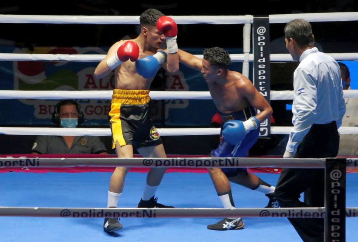 GALERIE FOTO Box în vremea pandemiei » Pugiliști stropiți cu dezinfectant înaintea luptelor și spectatori distanțați