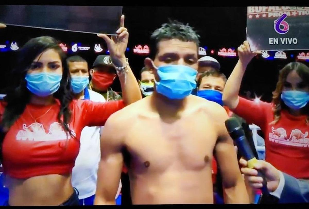 GALERIE FOTO Box în vremea pandemiei » Pugiliști stropiți cu dezinfectant înaintea luptelor și spectatori distanțați