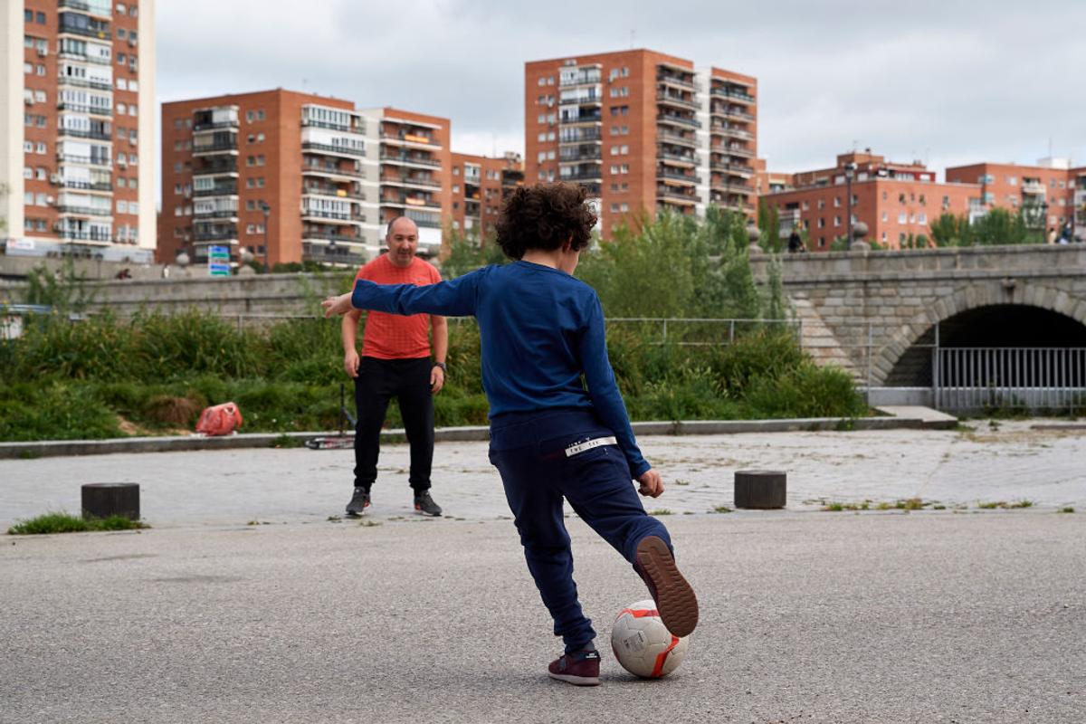 Spaniolii au început să reducă restricțiile » Copiii sub 15 ani au ieșit astăzi afară și au oferit imagini superbe