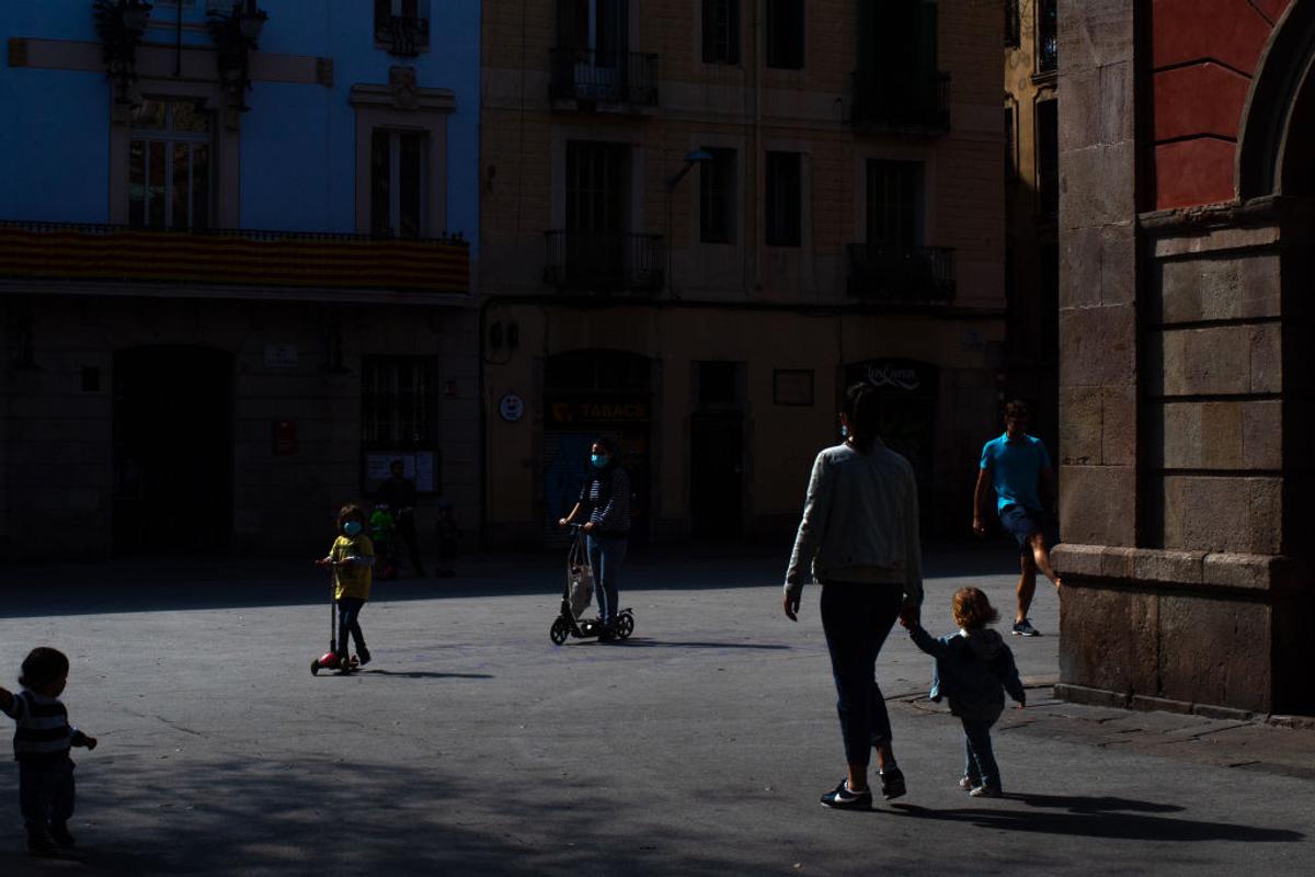 Spaniolii au început să reducă restricțiile » Copiii sub 15 ani au ieșit astăzi afară și au oferit imagini superbe
