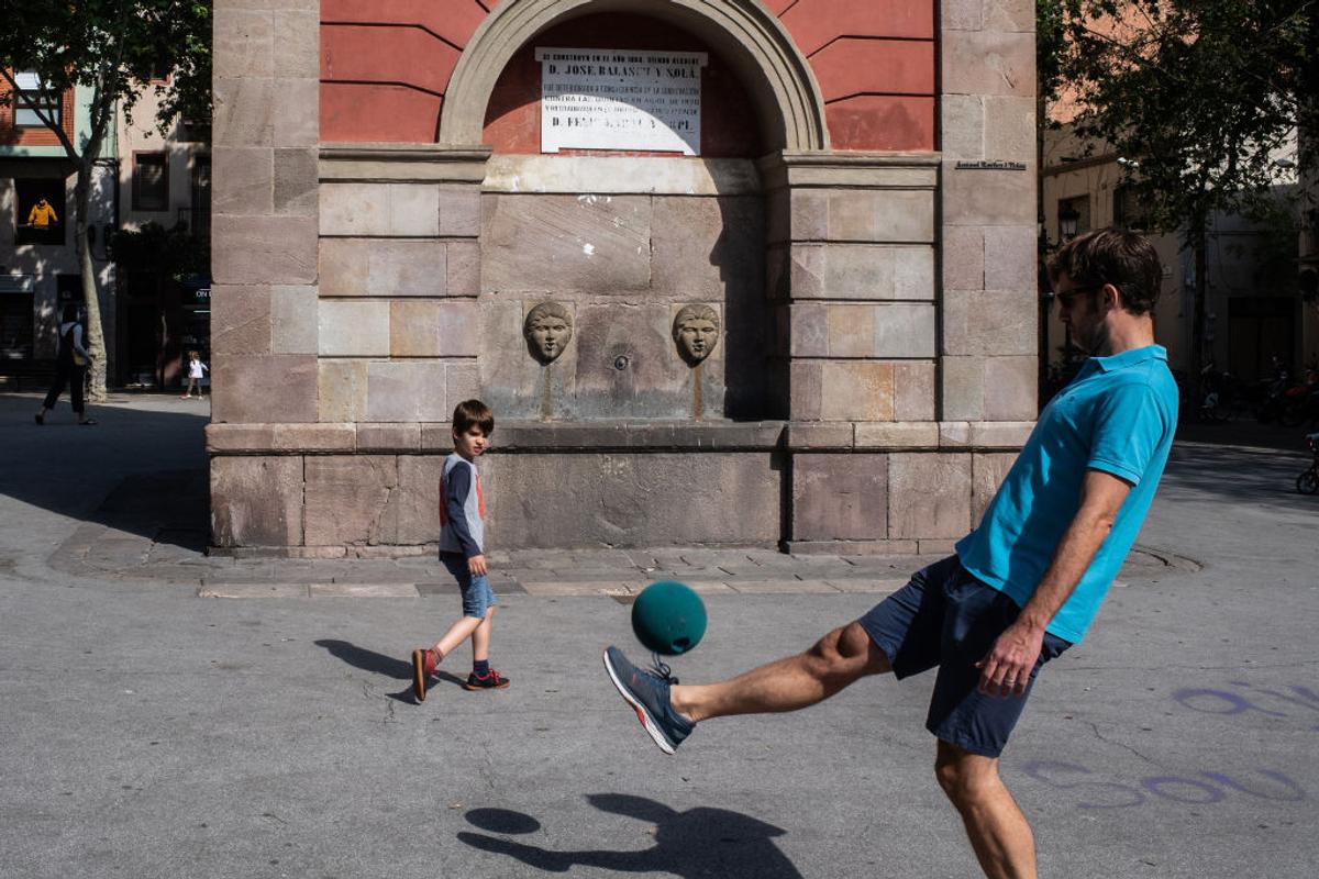 Spaniolii au început să reducă restricțiile » Copiii sub 15 ani au ieșit astăzi afară și au oferit imagini superbe