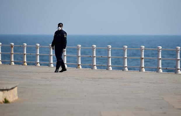 Poți lua coronavirusul din apa mării? Italienii au studiat cazul și au o singură temere