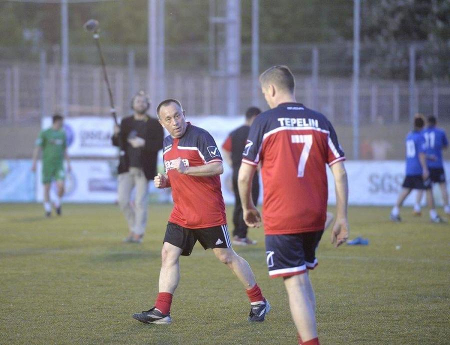 Tolo pe vremea când mai știa câți jucători are o echipă de fotbal. Adică înainte să se dedice total investigațiilor Colectiv fără Oscar. Cu ce rămânem? „Tolontane, du-te acasă!