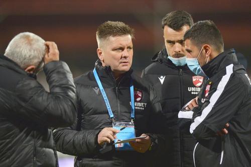Eșecul de la Mediaș, 1-4, nu constituie un accident, el ilustrează exact situația în care se găsesc jucătorii lui Dinamo: neantrenați, fără chef și cu un program de amatori, ei mai au doar teoretic șanse să evite retrogradarea.