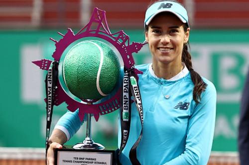 Sorana Cîrstea și trofeul de la Istanbul. FOTO: Guliver/Getty Images