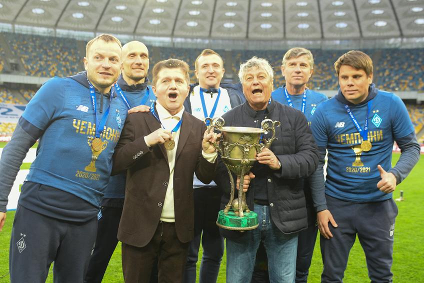 Mircea Lucescu ridică trofeul de campion în UCraina / FOTO: Facebook @fcdynamoua