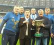 Mircea Lucescu ridică trofeul de campion în UCraina / FOTO: Facebook @fcdynamoua