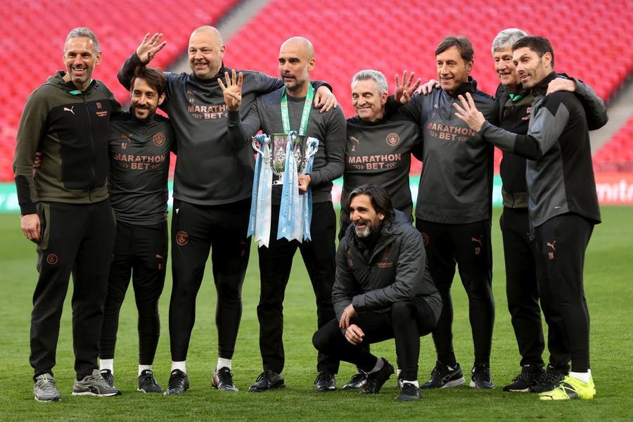 Pep Guardiola, alături de staff-ul său (foto: Guliver/Getty Images) Guardiola și trofeele necâștigate
