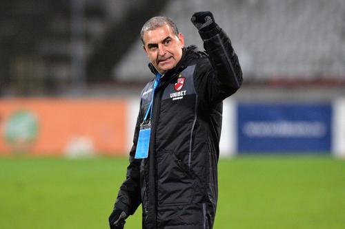 Ionel Gane îi bate obrazul lui Uhrin. Sursă foto: GSP