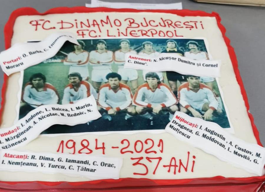 Așa arată tortul special pentru Dinamo, „promoția” 1983-1984 37 de ani de la Dinamo - Liverpool » Legendele „câinilor” s-au reunit + dedicație de la lăutarul preferat al lui Dan Petrescu