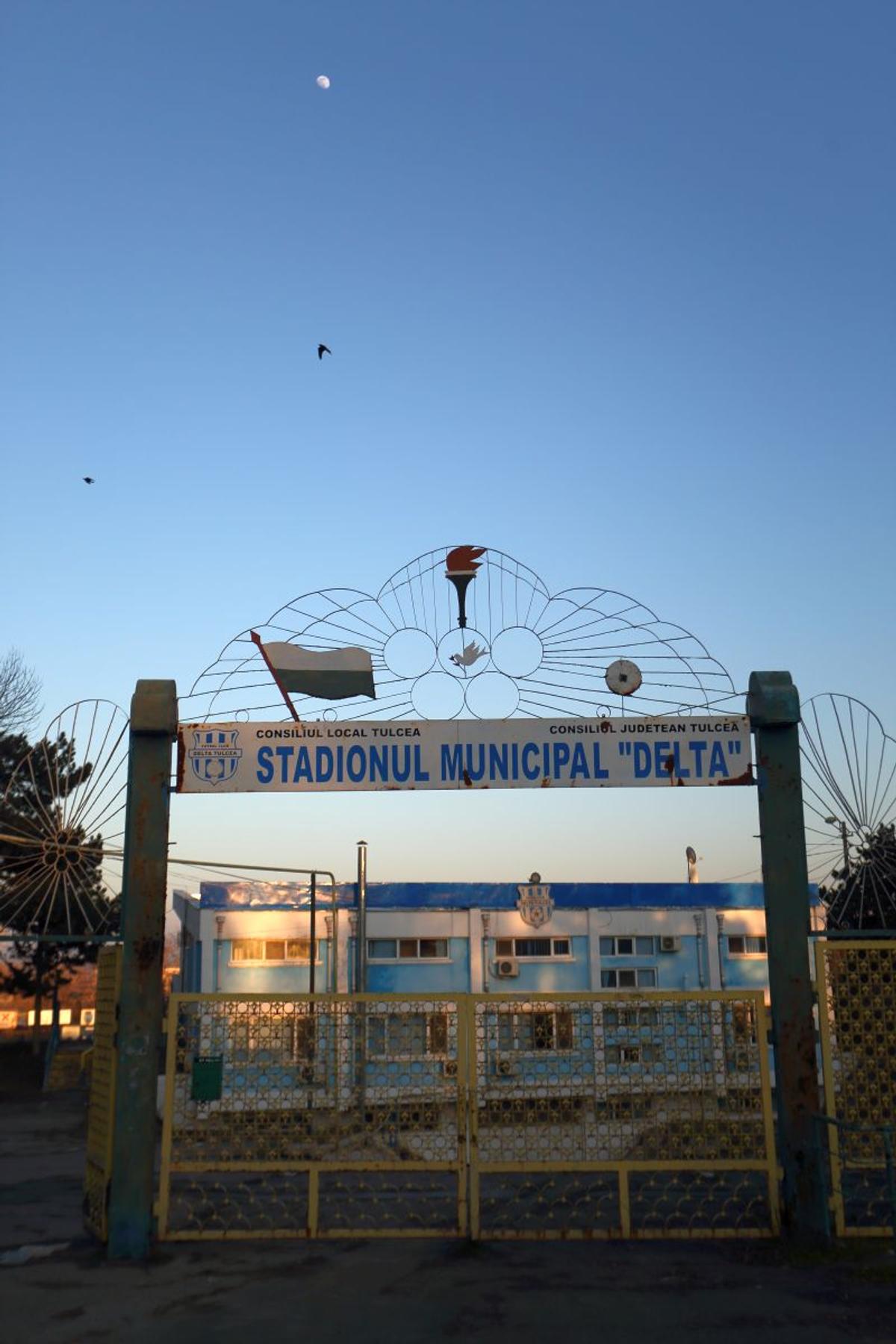 Fără fotbal, dar cu stadion! Imagine rară într-un oraș din România: bloc de locuințe în incinta arenei