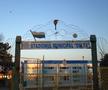 Fără fotbal, dar cu stadion! Imagine rară într-un oraș din România: bloc de locuințe în incinta arenei