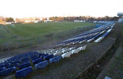 Fără fotbal, dar cu stadion! Imagine rară într-un oraș din România: bloc de locuințe în incinta arenei