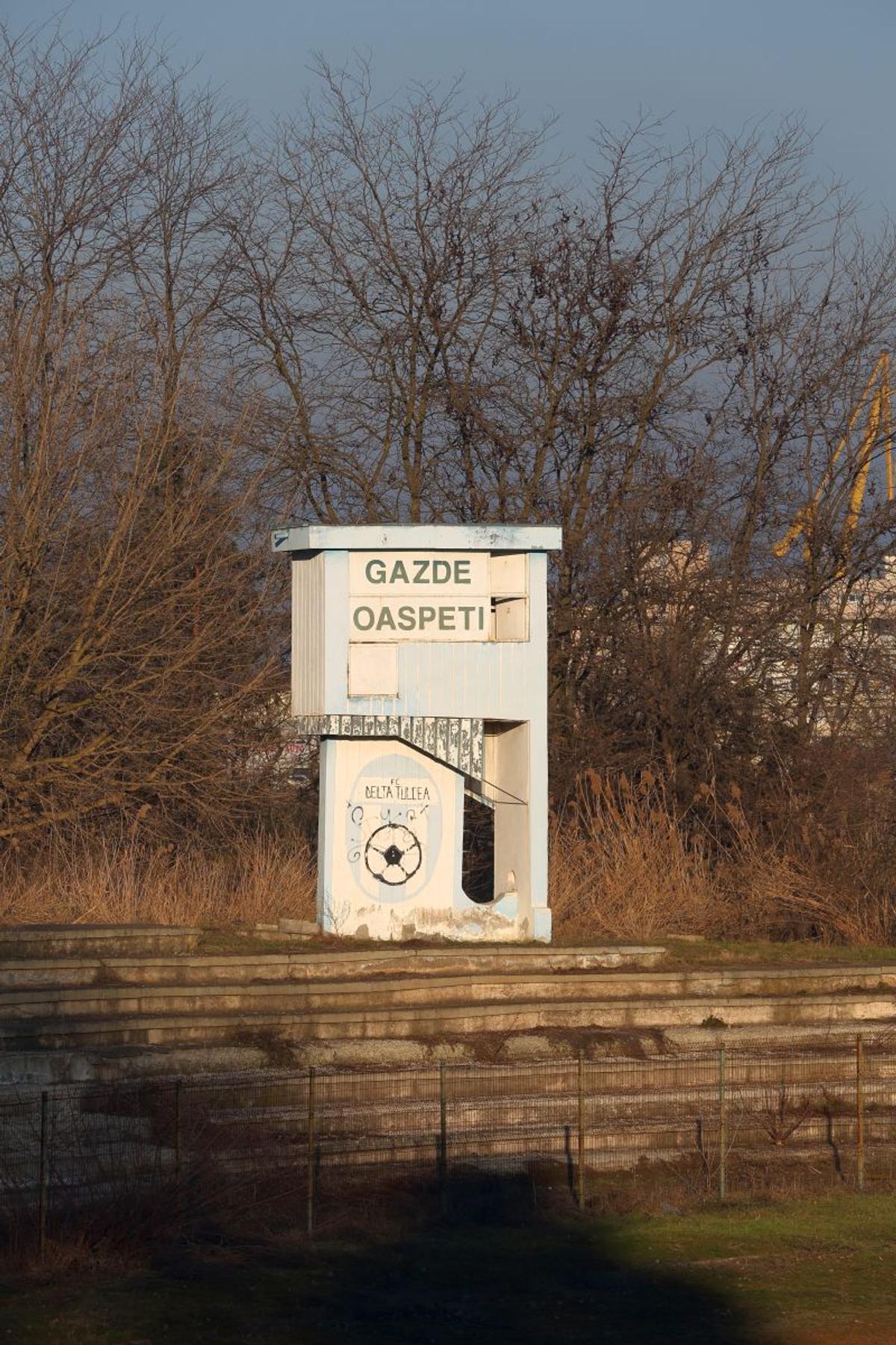 Fără fotbal, dar cu stadion! Imagine rară într-un oraș din România: bloc de locuințe în incinta arenei