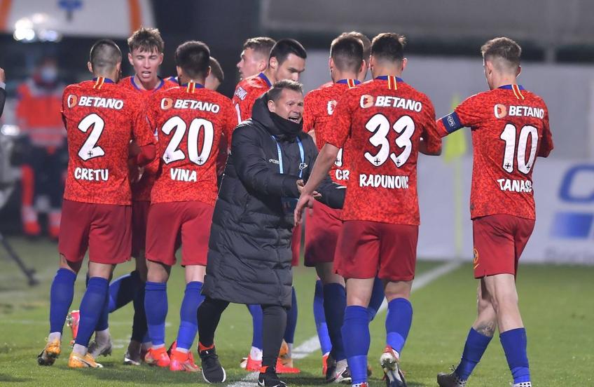 Thomas Neubert, preparatorul fizic al lui FCSB eliminat pentru proteste după meciul cu Sepsi (1-2), a fost suspendat o lună! Practic, nu va mai putea să stea pe banca roș-albaștrilor până la finalul campionatului.