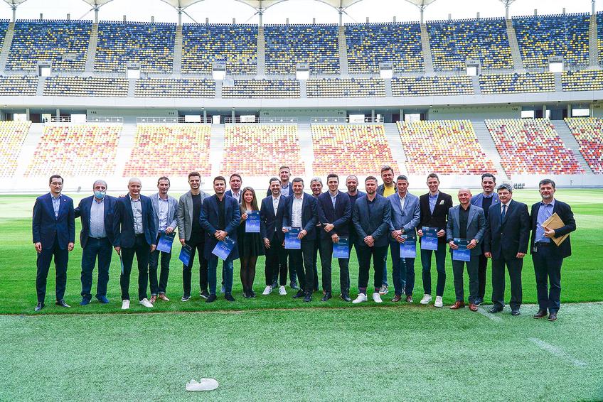 Mirel Rădoi, Adrian Mutu și ceilalți absolvenți ai examenului pentru licența PRO au primit diplomele