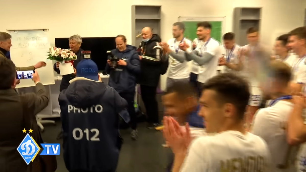 Mircea Lucescu, așa cum nu l-ați mai văzut! A fost aruncat în sus și udat cu șampanie în vestiar