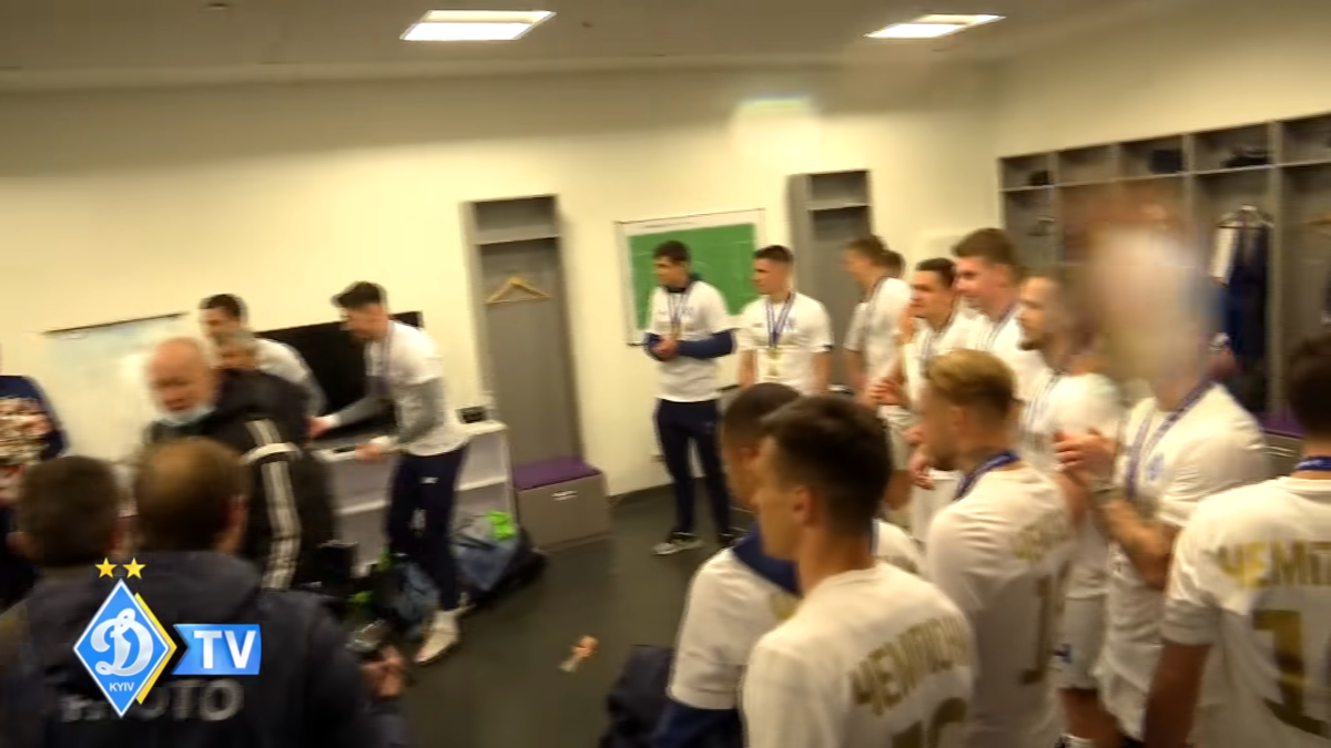 Mircea Lucescu, așa cum nu l-ați mai văzut! A fost aruncat în sus și udat cu șampanie în vestiar