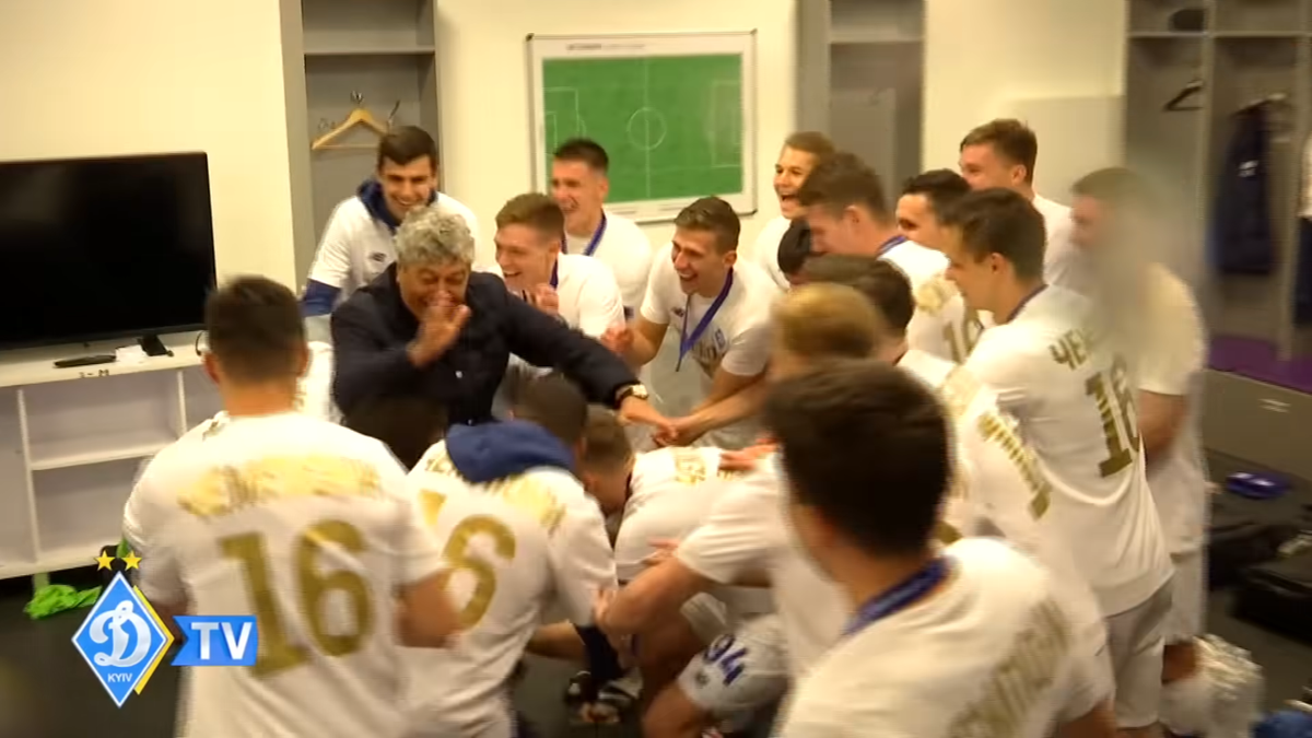 Mircea Lucescu, așa cum nu l-ați mai văzut! A fost aruncat în sus și udat cu șampanie în vestiar