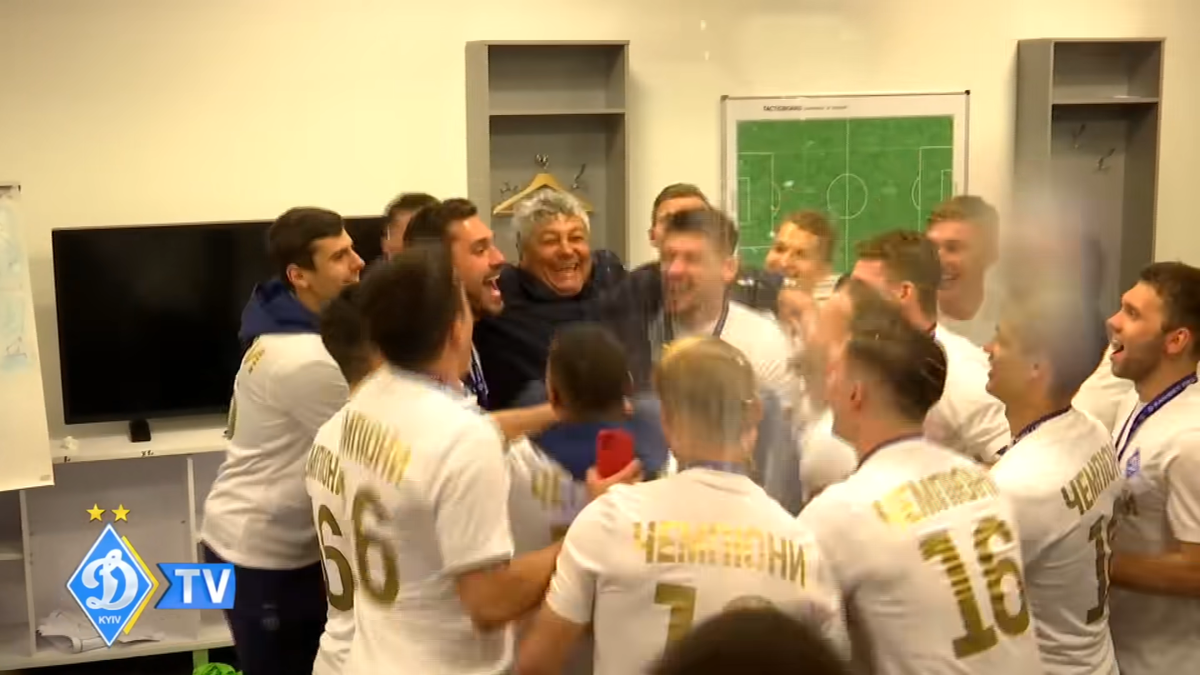 Mircea Lucescu, așa cum nu l-ați mai văzut! A fost aruncat în sus și udat cu șampanie în vestiar