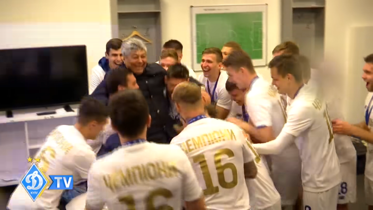 Mircea Lucescu, așa cum nu l-ați mai văzut! A fost aruncat în sus și udat cu șampanie în vestiar