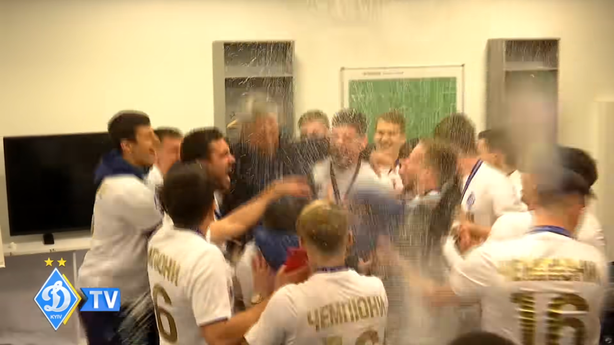 Mircea Lucescu, așa cum nu l-ați mai văzut! A fost aruncat în sus și udat cu șampanie în vestiar