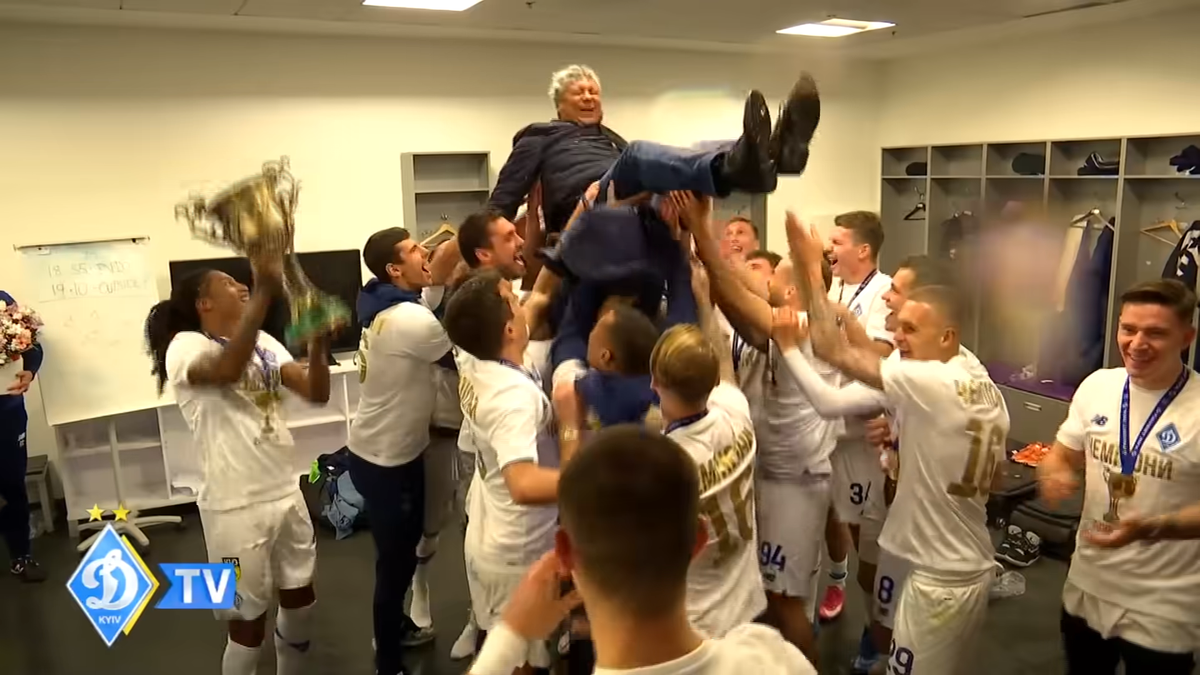 Mircea Lucescu, așa cum nu l-ați mai văzut! A fost aruncat în sus și udat cu șampanie în vestiar